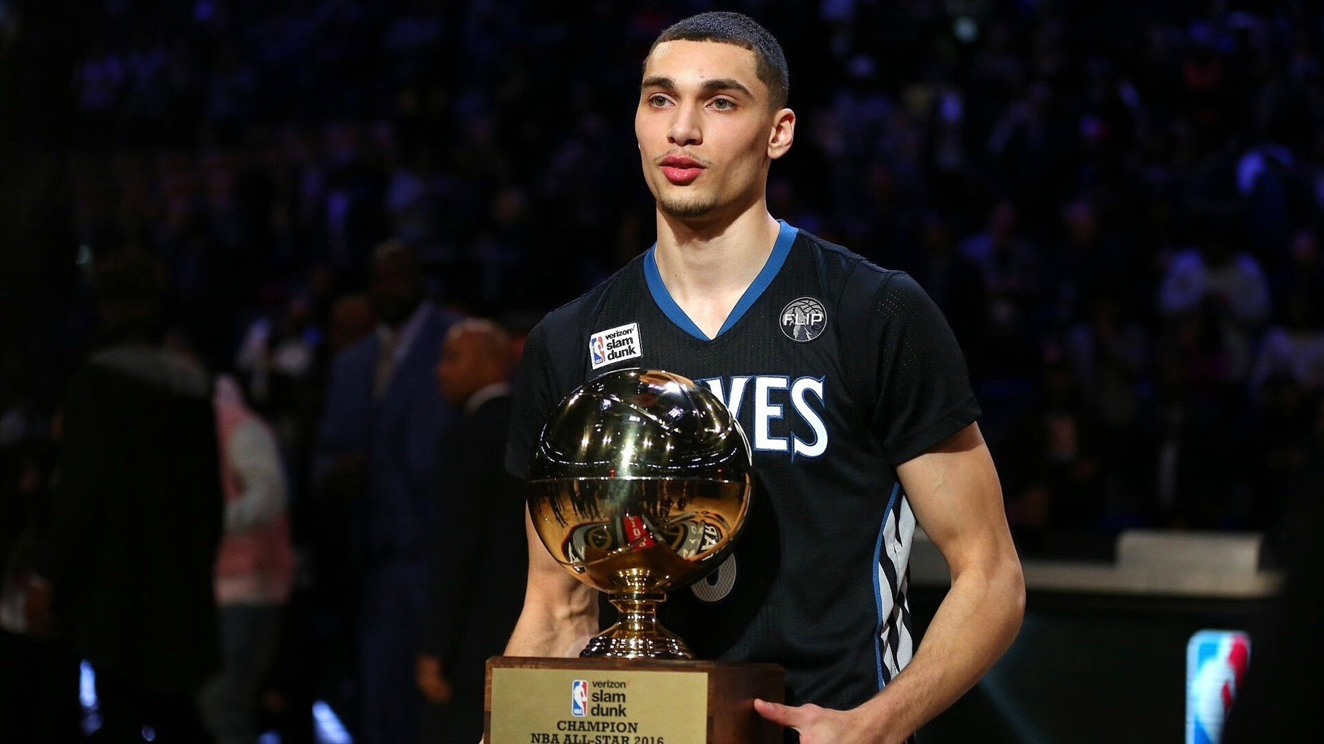 哈利伯顿魔术师般串联全队，奇才火力全开压制新疆